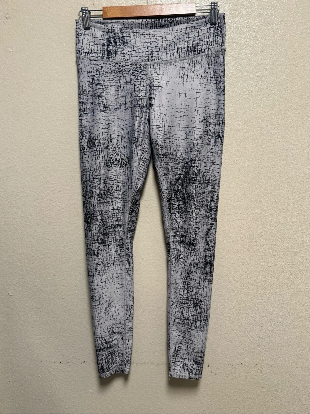 Alo Yoga airbrush cracked design leggings